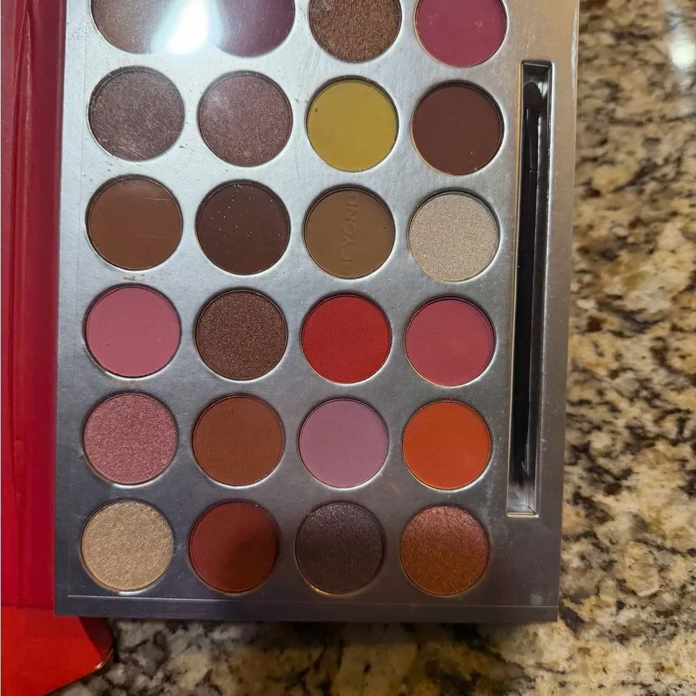 24-Color Eyeshadow Palette - Vibrant Shades